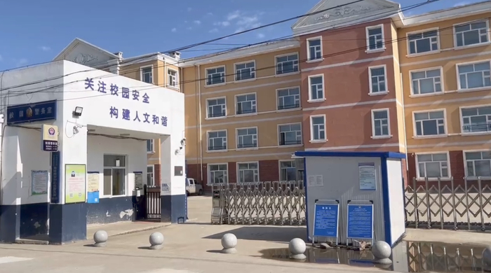  查哈阳乡中心校，赵兵和几名霸凌者都曾在这所学校读书&nbsp;|&nbsp;李晓洁 摄