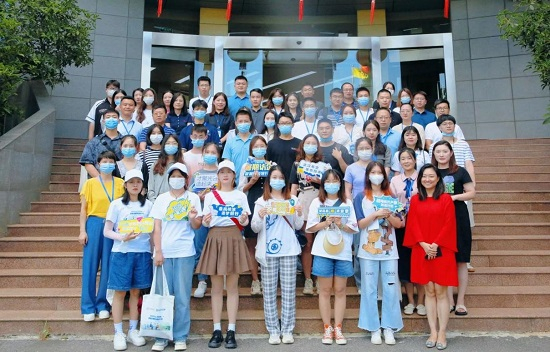 　　公益未来·智联招聘青年就业计划参与大学生合影