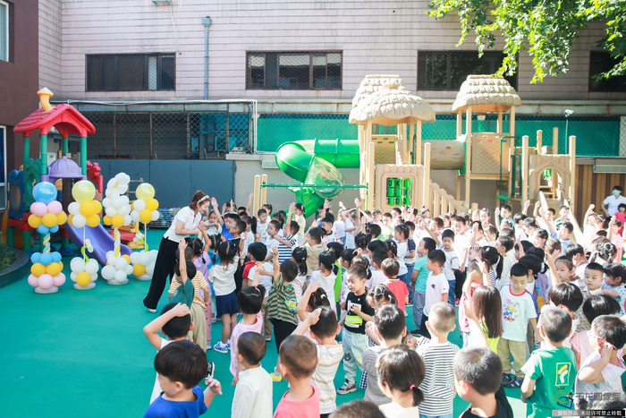 图为开学典礼上，老师与小朋友们互动。千龙网记者 陈健男摄