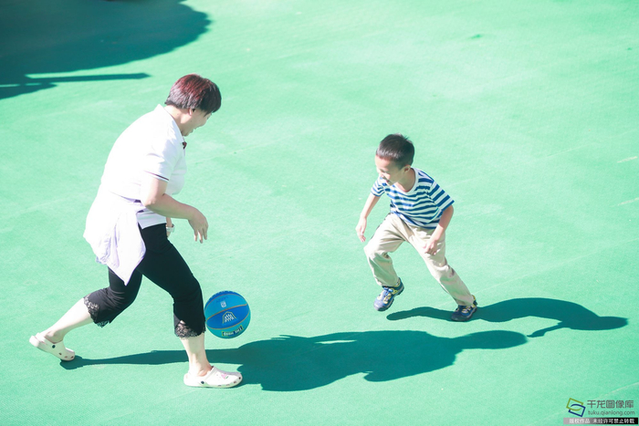 图为户外活动时间，老师带着小朋友进行体育锻炼。千龙网记者 陈健男摄