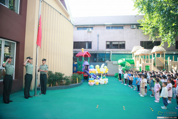 图为国旗班战士在东华门幼儿园与孩子们一起进行升旗仪式。千龙网记者 陈健男摄