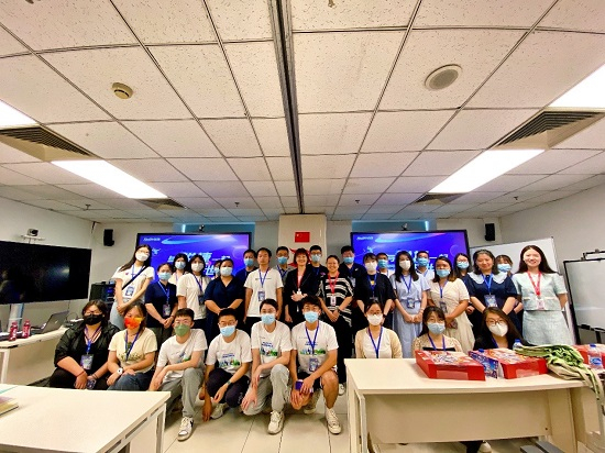 　　公益未来·智联招聘青年就业计划参与大学生合影