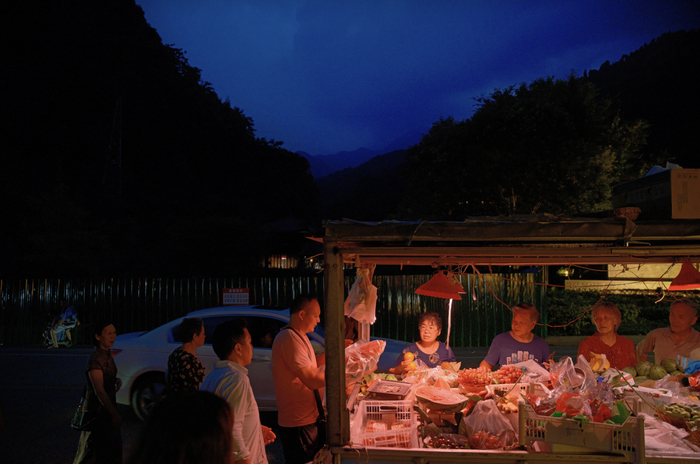 一到晚上，宝山村就多了不少出来散步的游客和流动摊贩（张雷 摄）