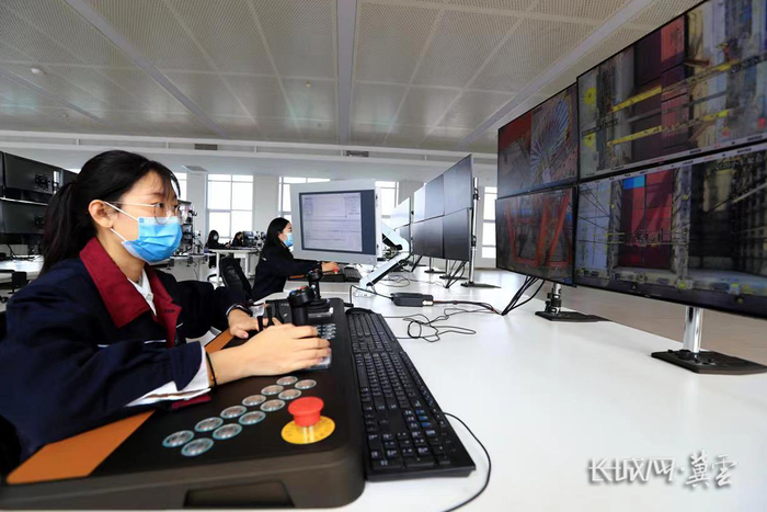 唐山港京唐港区智慧码头控制中心内，工作人员正在进行远程操控作业。韩佳纹 摄