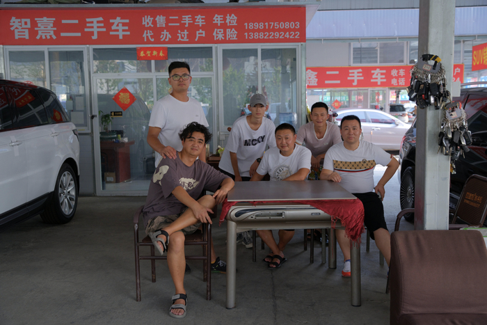 龙槽沟出事当天，何哥（前排左一）一行是最早发现山洪，并提醒其他游客的（张雷 摄）