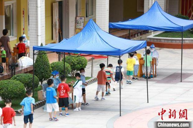 图为厦门市湖里第二实验小学学生排队核酸。　李思源 摄