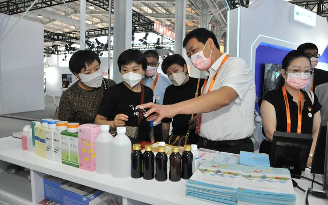 北京儿童医院院长倪鑫为与会者介绍参展的儿童新药。图/北京儿童医院 杨建军 摄