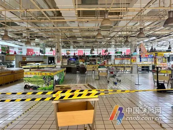 家乐福江东店将生鲜区域的顶灯关闭。