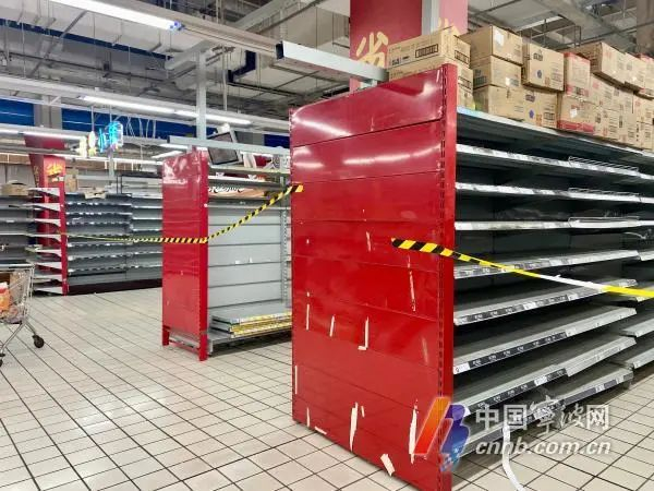 货架被按照区域用围挡拦起。