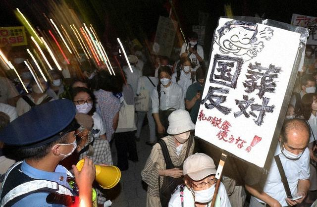 当地时间8月31日，抗议者在东京千代田区国会大厦前 图源：《每日新闻》英文版