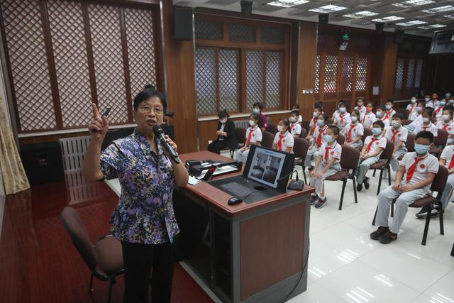 石磊为学生们讲解钱学森生平。 新京报记者 王嘉宁 摄