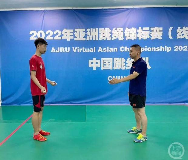 ▲马家俊在教练指导下参加比赛。 图片来源/受访者供图