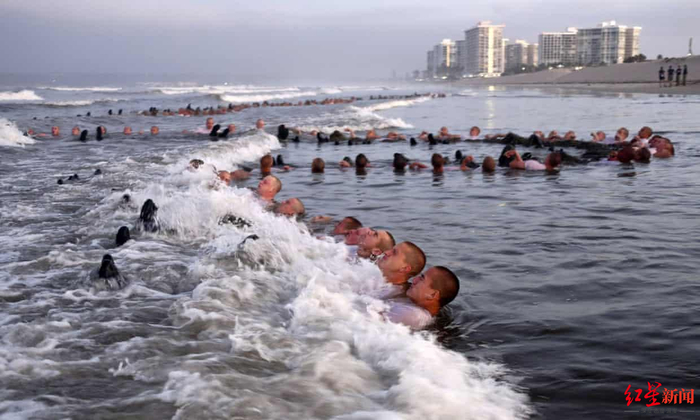↑海豹突击队候选人在加利福尼亚的海军特种作战中心进行训练