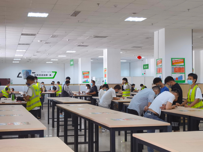 在歌尔股份的面试中心，大厅中不少求职者正在填写表格。