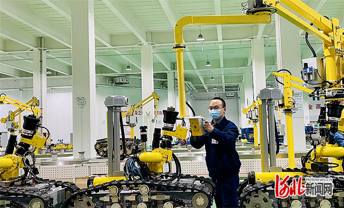 唐山高新区内，中信重工开诚智能装备有限公司的技术工人正在调试消防机器人。 河北日报通讯员 田秋月摄