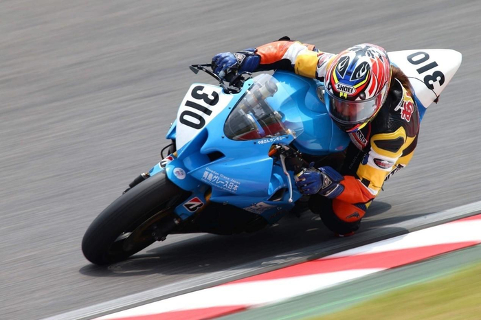 　　驰骋赛道的中山爱理