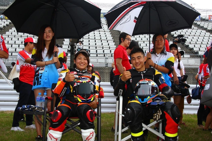 　　2017在铃鹿4小时耐力赛中，中山爱理与弟弟中山耀介组对出场