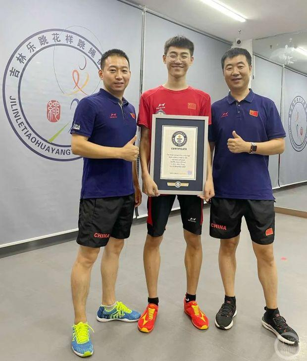 ▲马家俊与教练合影。 图片来源/受访者供图