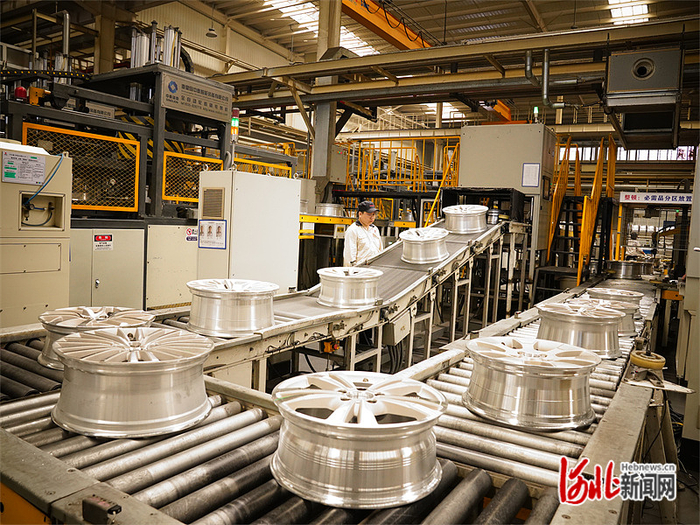 秦皇岛经济技术开发区内，中信戴卡股份有限公司铝车轮六号线的技术人员在工作。 河北日报通讯员 王继军摄