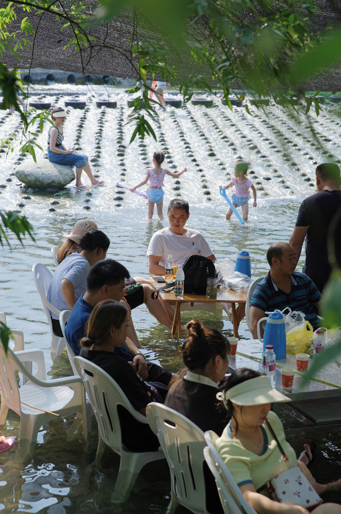 在龙门山镇的一个开发景区内，游客们在玩水（张雷 摄）