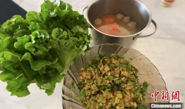 成都市民魏谨言给怀孕妻子做“改良版东北包饭”。　受访者供图