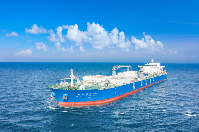 “国信1号”正在航行中。尹言伟摄