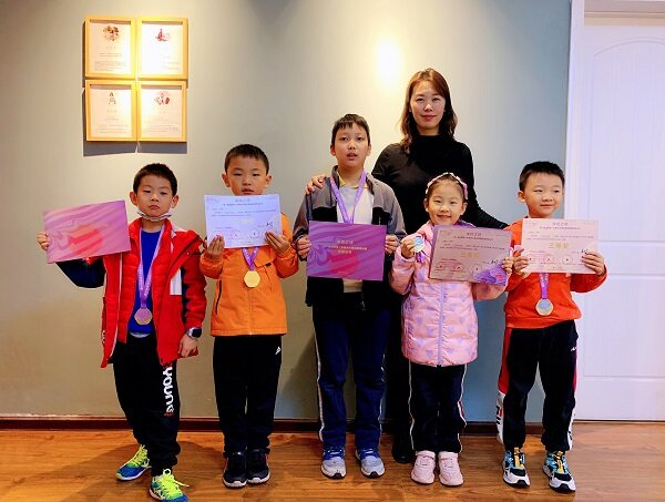 　　吴照华老师和部分获奖学员合影