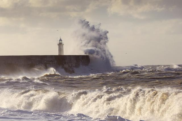 2020年8月26日，海浪拍打英国纽黑文港口的堤岸。新华社发