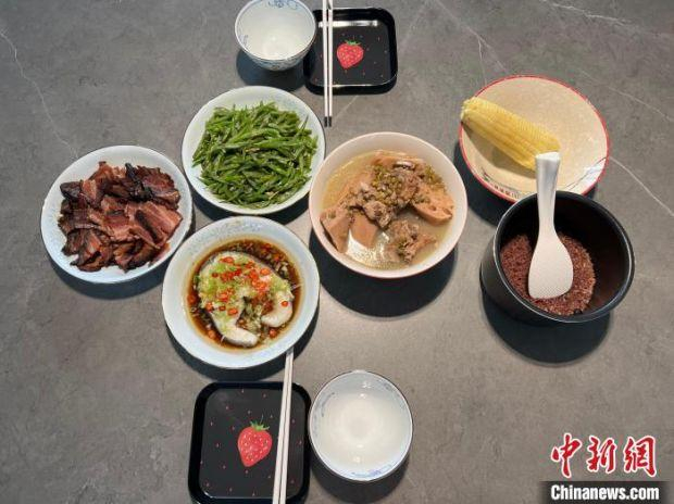 成都市民周丹给妻儿做好的午饭。　周丹。　摄