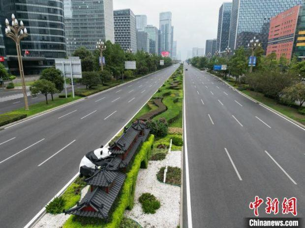 成都自9月1日起开始实行为期四天的全域全员核酸检测，全体居民原则居家。　张浪 摄