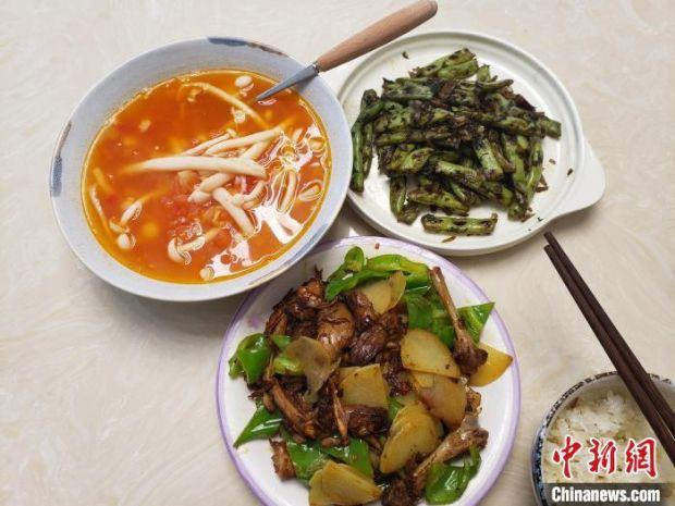 “95后”成都单身青年唐小刚即使居家也给自己做上了两菜一汤。　唐小刚 摄