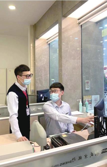         盛京银行驻行人员为企业协调办理贷款。