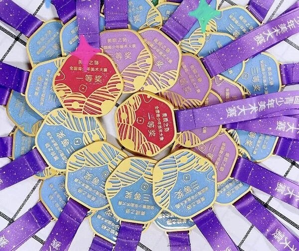 　　照华艺术教育机构学员们的奖牌