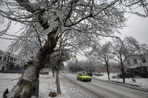 2008年，湖南遭遇历史罕见的雨雪冰冻天气。新华社图