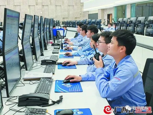 △在华谊钦州一体化基地项目中控室，工作人员正在进行远程操控。 通讯员 黄慧琼 摄