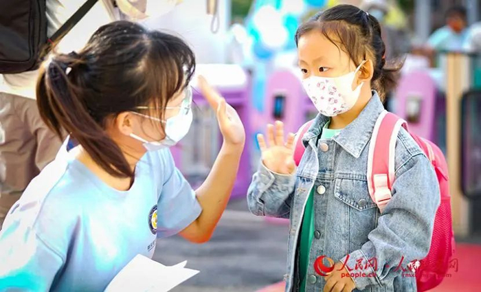 9月1日开学第一天，雄安容和悦容幼儿园教师迎接小朋友入园。李雪晴摄