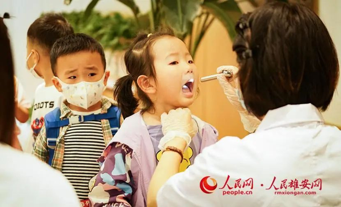 9月1日开学第一天，雄安容和悦容幼儿园为小朋友们检查身体。杨华龙摄