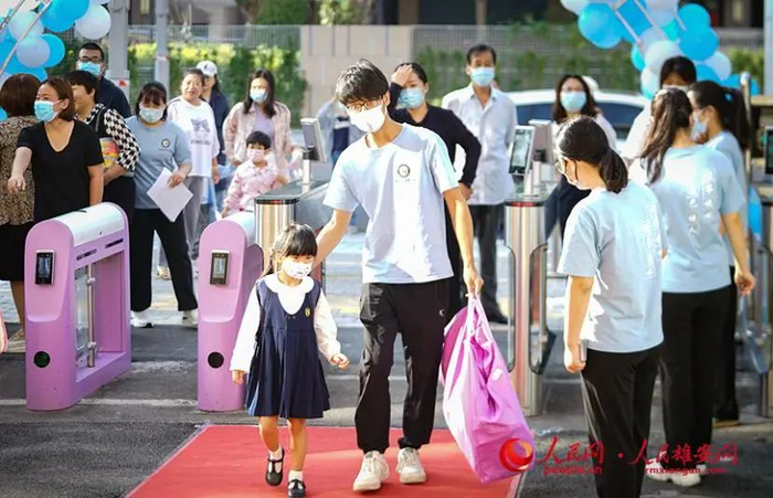 9月1日开学第一天，雄安容和悦容幼儿园教师迎接小朋友入园。李雪晴摄