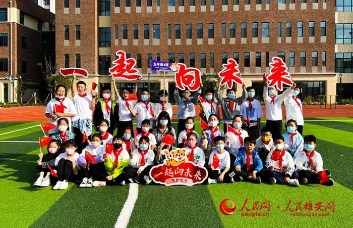 9月1日开学第一天，雄安容和悦容小学学生重返校园。杨华龙摄