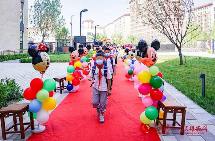 9月1日开学第一天，雄安容和悦容小学学生陆续进入校园。李雪晴摄