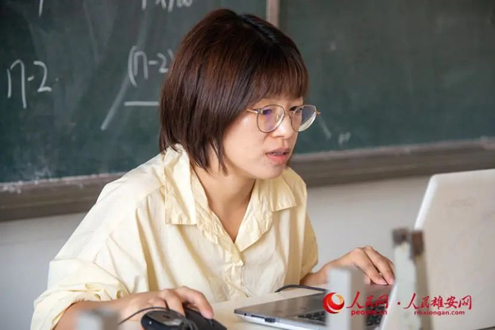 雄县板东中学教师正在上网课。雄县教育局供图