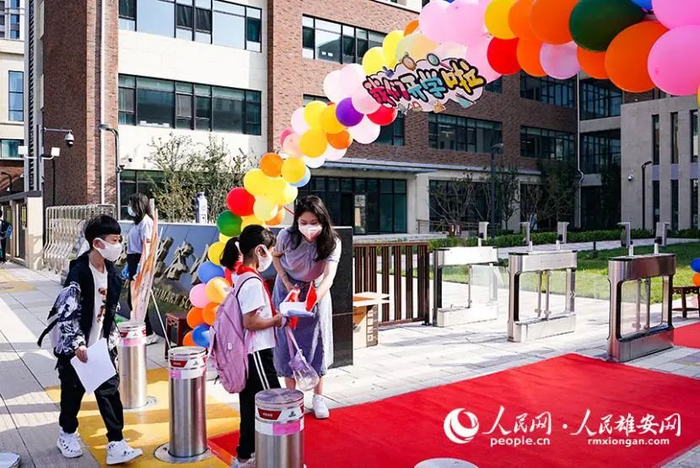 9月1日开学第一天，雄安容和悦容小学学生陆续进入校园。李雪晴摄