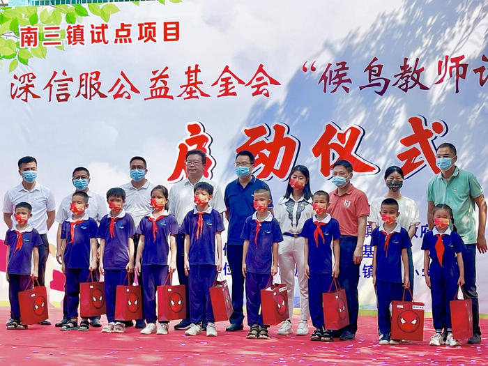 　　全体领导向经济困难家庭学生代表赠予开学大礼包