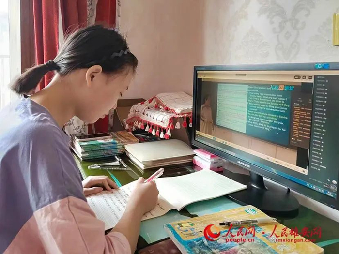 雄县昝岗镇中学学生在家上网课。雄县教育局供图