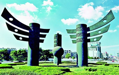     铜陵城市铜雕《丰收门》 资料图片