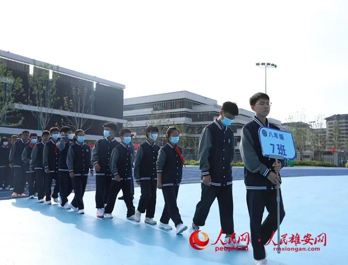 雄安容和第一高级中学准备进行开学典礼的学生。李兆民摄