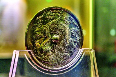     唐代盘龙纹镜 安徽铜陵博物馆藏