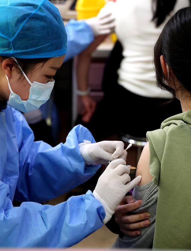 ↑1月27日，连云港市一社区卫生服务中心医务人员给女大学生接种九价HPV疫苗 