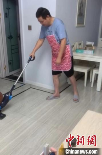 新都市民岳衡在老婆起床前打扫卫生。　受访者供图