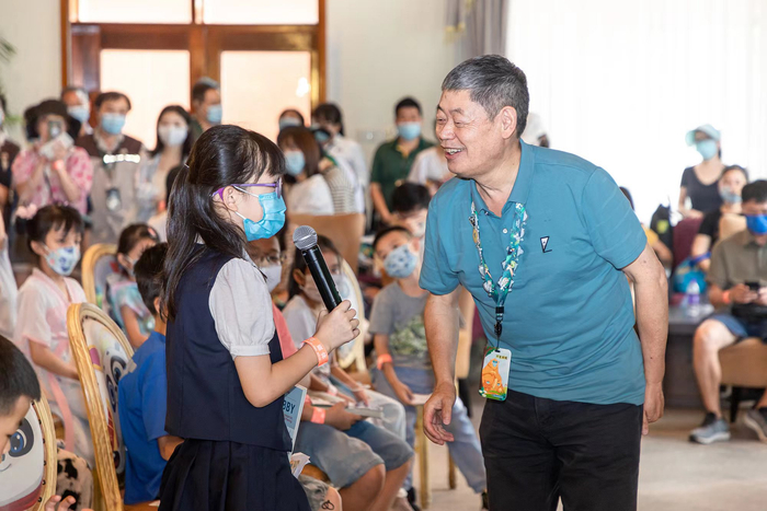 长隆“院士专家大讲堂”“开学第一课”在“金猴王国”开讲，图为主讲嘉宾龙勇诚与现场观众互动。（资料图片）